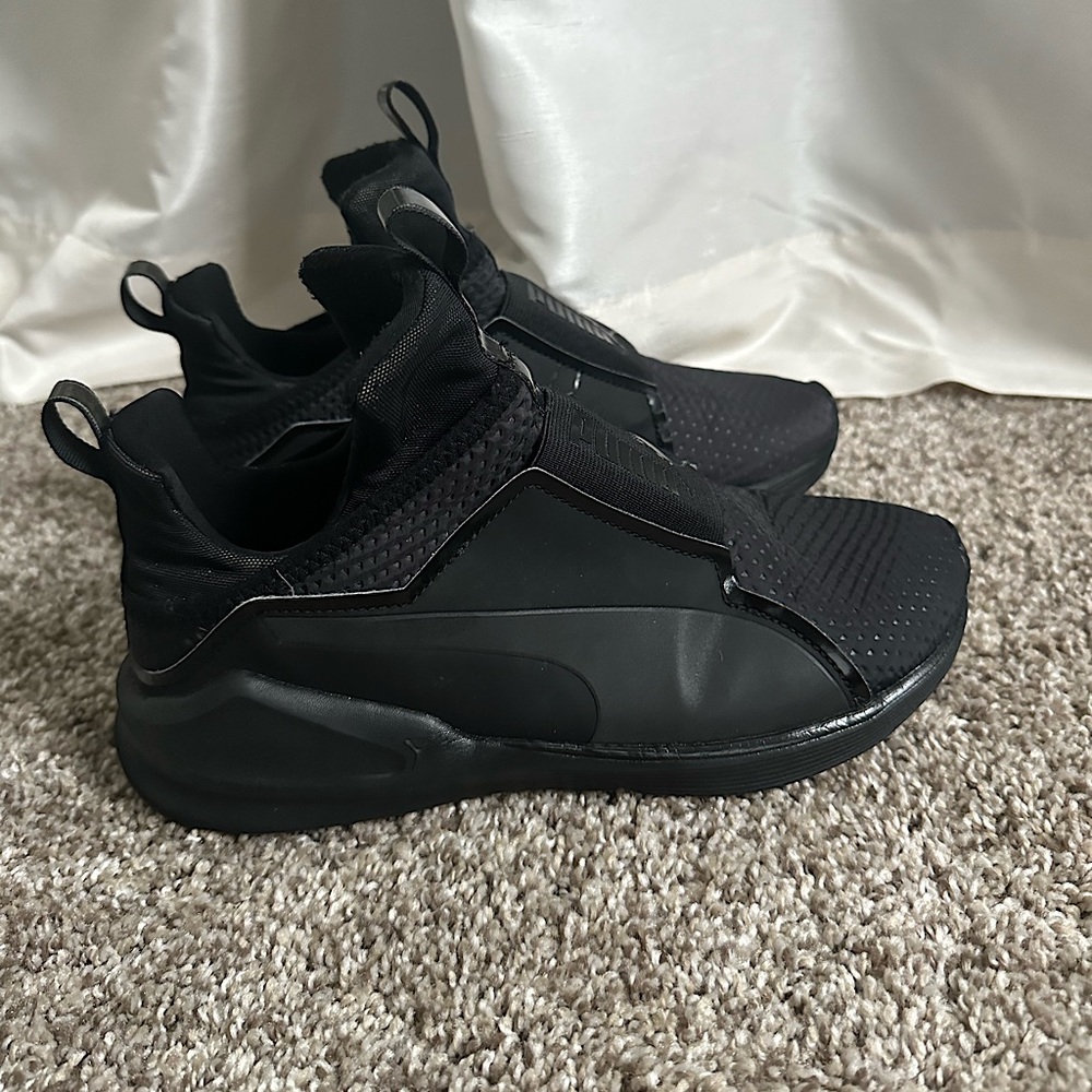 PUMA size 8 slip on tennis shoe